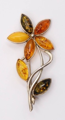 Auktion 360<br>925er Silber-Brosche, Bernsteinbesatz, florale Form, 6,5gr., L-6cm [1]