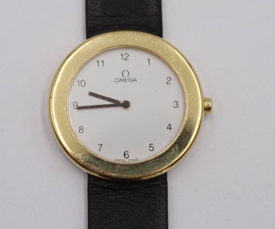 Auktion 360<br>Armbanduhr Omega, Entw. Max Bill, Stahl und 750 GG, schwarzes Original-Lederband (Tragespuren), 1987, D-3cm, Quarzwerk nicht geprüft [1]