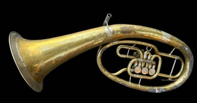 Auktion 360<br>gr. Tenor/Bariton-Horn, Messing, Altersspuren, beschriftet G.Pr. Fahrabteilung Nr. 13 (wohl  Garde-Pionier-Fahrabteilung Nr. 13 der preußischen Armee, Berlin-Tempelhof). Altersspuren und ungepflegt [1]
