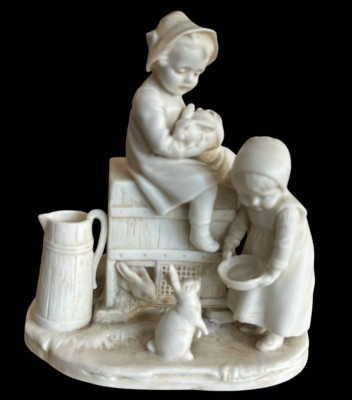 Auktion 360<br>Figurengruppe, Goebel/Oeslau, Kinder mit Hasen, ein Hasenohr mit Chip,  H-12 cm [1]
