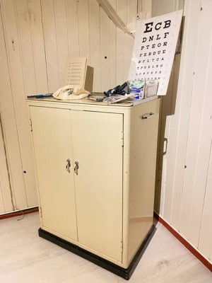 Auktion 360<br>Arzt-/Medizinschrank, wohl Baisch, 50er Jahre, Metall, anbei div. Zubehör, guter Zustand, ca. H-100cm B-71cm T-46cm [1]