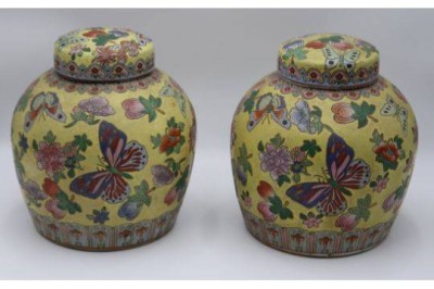 Auktion 360<br>Paar gr. Vorratsgefäße/Deckelvasen, China, Quianlong, Blumen und Schmetterlinge, je H-25,5cm. [1]