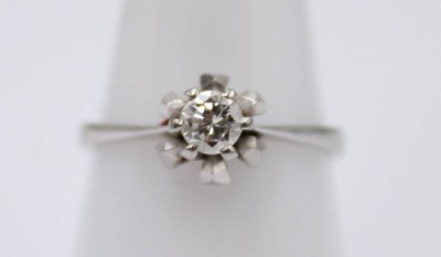 Auktion 360<br>750er WG-Ring mit einem ca. 0,3ct Brillant, ca. 3gr., RG 55/56 [1]