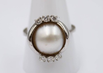 Auktion 360<br>558er WG Ring mit Perle und 6 kl, Brillanten (zus.ca. 0,25ct), ca. 10gr., RG 61/62 [1]