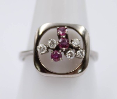 Auktion 360<br>585er WG Ring, 5 kl. Brillanten(je ca. 0,03ct) und 3 kl. Rubine, ca. 4,7gr., RG 62/63 [1]