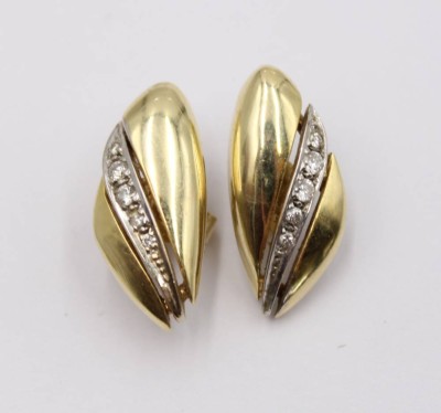 Auktion 360<br>Paar Ohrstecker mit Brillantbesatz, Goldgilde gemarkt, GG um 14 ct, zus. 4,4gr., L-2cm [1]