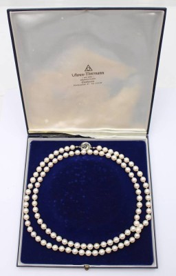 Auktion 360<br>schöne Perlenkette mit 585er WG Schließe, Saphirbesatz, ca. L-96cm [1]