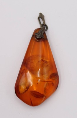 Auktion 360<br>Anhänger, geklärter Bernstein, Silberöese, 6,2gr., L-5,5cm [1]