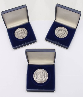 Auktion 360<br>3x Feinsilbermedaillen, 700 Jahre Altenbruch, zus. 78,3gr., je in Etui [1]
