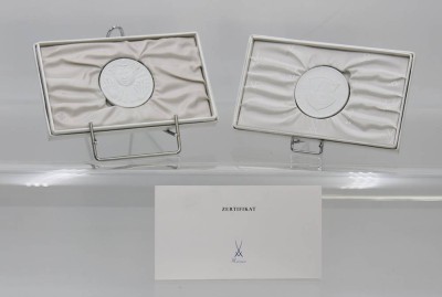 Auktion 360<br>2x div. Medeillen, Meissen, Schwertermarke, Weißporzellan, je in orig. Schachtel, ca. D-5cm [1]