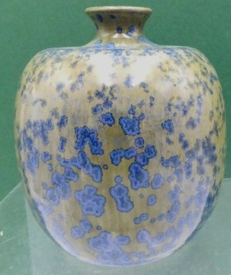 Auktion 360<br>kl. signierte Kunstkeramik-Vase, H-11 cm [1]