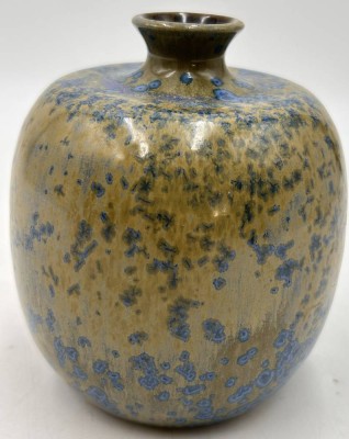 Auktion 360<br>kl. signierte Kunstkeramik-Vase, H-11 cm [1]