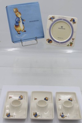 Auktion 360<br>Tischbilderrahmen und 3 Eierbecher, Wedgwood, Peter Rabbit, RG 14,6 x 15cm orig. KArton, Eierbecher 17,5 x 10,3cm [1]