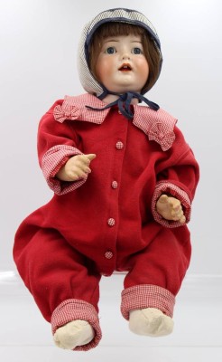 Auktion 360<br>Puppe William Goebel - Mädchen, Porzellankopf, Schlafaugen, offener Mund, Gliederkörper Pappmaché, mit Bekleidung, Nackenmarke 