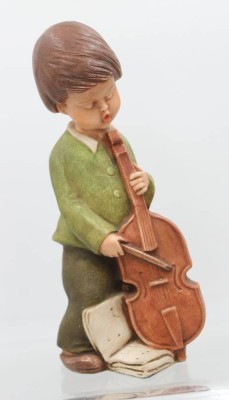 Auktion 360<br>gr. Achatit-Figur, Knabe mit Cello, orig. Etikett, ca. H-27cm [1]