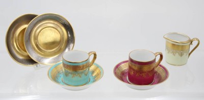 Auktion 360<br>2x Mokkatassen mit U.T., 2 Teller und ein Sahnekännchen, DW Karlsbad, ca. H-5,5cm [1]