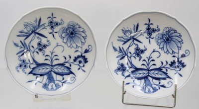 Auktion 360<br>2x Untertassen, Meissen Schwertermarke, Zwiebelmuster, je 2 Schleifstriche, 1x Chip, ca. D-14,5cm [1]