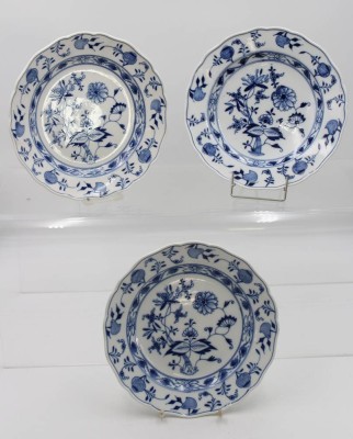 Auktion 360<br>3x flache Teller, Meissen Schwertermarke, Zwiebelmuster, älter, je 2 Schleifstriche, D-24cm [1]