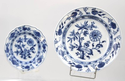 Auktion 360<br>2x div. Teller, Meissen Schwertermarke, älter, Zwiebelmuster, 1. Wahl, D-22,5 u. 15cm [1]
