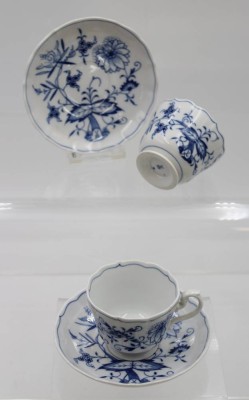 Auktion 360<br>2x Tassen mit U.T., Meissen Schwertermarke, älter, Zwiebelmuster, 1. Wahl, je ca. H-6,5cm [1]
