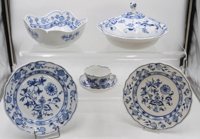 Auktion 360<br>Porzellan-Konvolut, Stadt Meissen, Zwiebelmuster, älter, Deckelterrine, Schale, tiefer u. flacher Teller, Tasse mit U.T. [1]