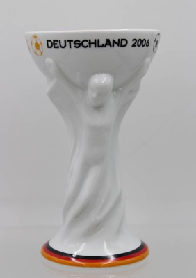 Auktion 360<br>Deutschland-Pokal, 2006, Stand mit kl. Chip, ca. H-21cm [1]
