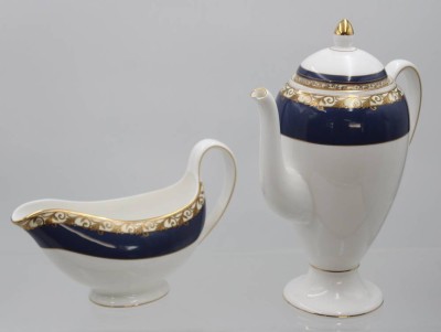 Auktion 360<br>Kaffeekanne und Sauciere, Wedgwood Rococo, Kanne an Tülle Chip, ca. H-27cm, Sauciere L-22cm [1]