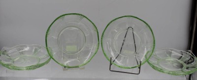 Auktion 360<br>Sahnekännchen und 4 Desserteller, älter, Uranglas, H-10cm und 4x D-15cm [1]