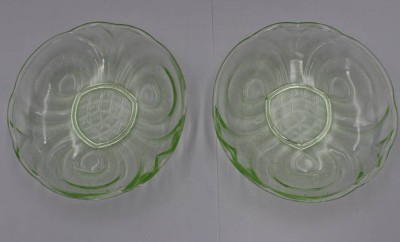 Auktion 360<br>2x kl. Teller, älter, Uranglas, je D-14,5cm [1]