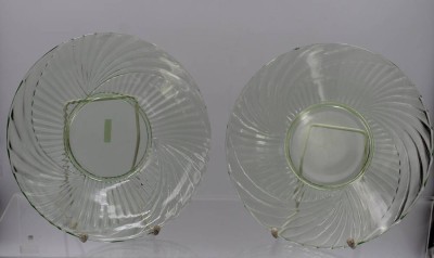 Auktion 360<br>2x flache Teller, Uranglas, älter, D-25,5cm [1]