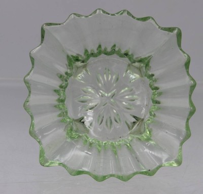 Auktion 360<br>kl. Schale auf 4 Füssen, älter, Uranglas, bestossen, H-5cm D-12cm [1]