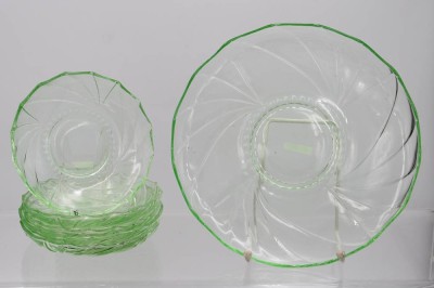 Auktion 360<br>Dessert-Set, älter, Uranglas, gr. Teller sowie 5 kl. Teller, ca. D-25cm u. 15cm [1]