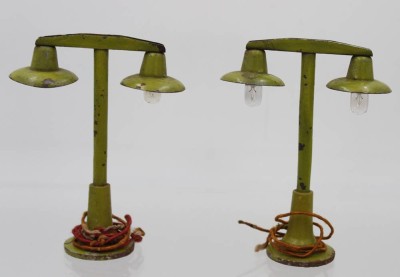 Auktion 360<br>Paar alte Banhsteig-Lampen, Blech, wohl 30/40er Jahre, ca. H-12,5cm, Altersspuren [1]