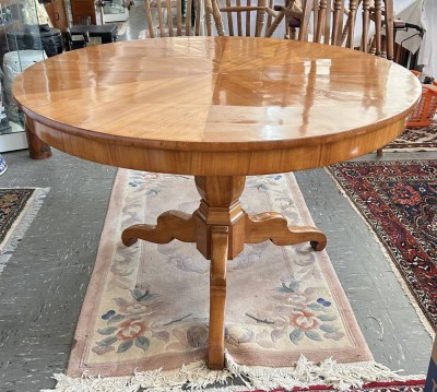 Auktion 360<br>grosser runder Biedermeier-Tisch, guter Zustand, H-75 cm, D-115 cm [1]