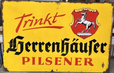 Auktion 360<br>grosses Emailleschild Herrenhäuser Brauerei ca. 117 x 77 cm, an den Rändern beschlagen, Altersspuren [1]