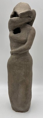 Auktion 360<br>hohe Tonfigur, H-39 cm, wohl unter Filz signiert?, LÖoch in Brust [1]