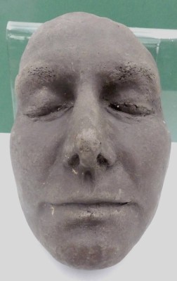 Auktion 360<br>Totenmaske aus braunen Ton, verso signiert und datiert [1]