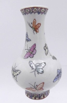 Auktion 360<br>kl. Vase, bemalt mit Schmetterlingen, gemarkt,  H-10 cm [1]