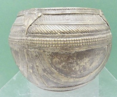 Auktion 360<br>Bronze-Schale, wohl  China, H-9,5 cm, D-ca. 14 cm [1]