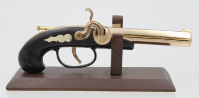 Auktion 360<br>Tischfeuerzeug in Form einer Pistole, Japan, auf Stand, ca. L-20cm [1]