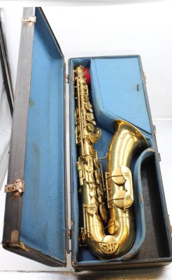 Auktion 360<br>Julius Keilwerth Saxophon im Koffer, starke Alters-u. Gebrauchspuren, Funktion nicht geprüft, Koffer ebenfalls mit Alters-u. Gebrauchsspuren, ca. L-73cm [1]