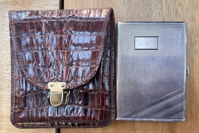 Auktion 360<br>Orient-Zigarettenetui, Alpaca, 8x6 cm,  in Krokoleder-Tasche [1]