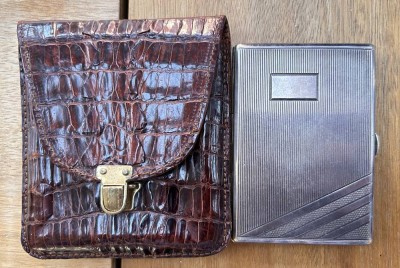 Auktion 360<br>Orient-Zigarettenetui, Alpaca, 8x6 cm,  in Krokoleder-Tasche [1]