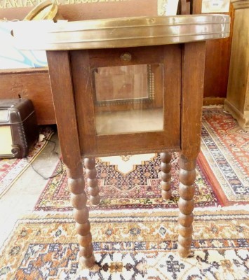 Auktion 360<br>Rauchtisch mit Messingplatte und Vitrine, H-63 cm, D-50 cm, gut erhalten [1]