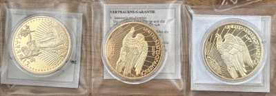 Auktion 360<br>3x Kopien von US Dollars, vergoldet,  in orig. Boxen, [1]