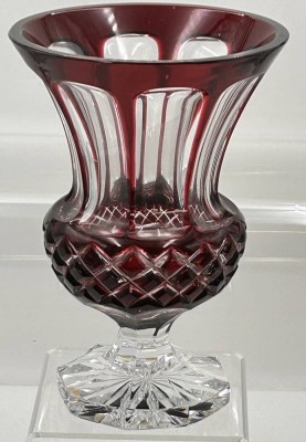 Auktion 360<br>grosse schwere Kristallvase, rubinrot überfangen, H-26 cm, auf Stand [1]