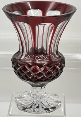 Auktion 360<br>grosse schwere Kristallvase, rubinrot überfangen, H-26 cm, auf Stand [1]