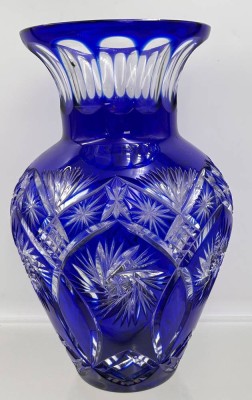 Auktion 360<br>grosse schwere Kristallvase, blau überfangen, aufwendig beschliffen, H-31 cm [1]