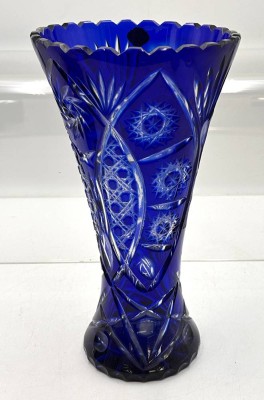 Auktion 360<br>grosse schwere Kristallvase, blau überfangen, aufwendig beschliffen mit Elefanten, , H-33 cm [1]