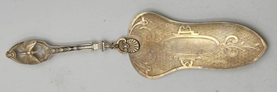 Auktion 360<br>gr. Jugendstil- Tortemheber, Griff mit Schmetterling, versilbert, L-ca. 30 cm [1]